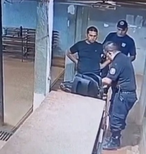 Aprehendieron a un agente penitenciario con lo que sería cocaína en penal de CDE