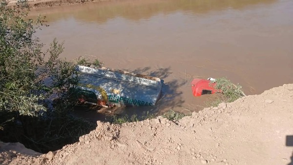 Popular / Rapai murió al caer con su camión cisterna en aguas del río Pilcomayo