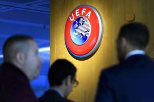 La UEFA dignifica el arbitraje con nuevos galardones anuales - Fútbol Internacional - ABC Color