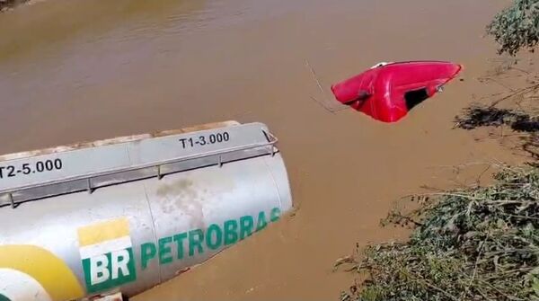 Camión cisterna cae al cauce del Pilcomayo y conductor fallece dentro de la cabina - Concepción al Día