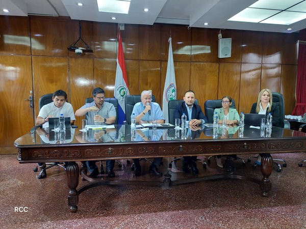 Brítez se aferra a la presidencia del IPS, anuncia auditorías y promete mejoras en servicios