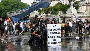 Más de 70 detenidos y 12 heridos en Argentina durante protesta contra la reforma laboral