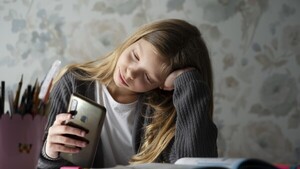 ¿Prohibir o educar? El dilema de las redes sociales en menores