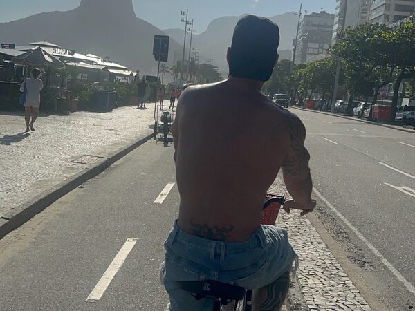 Popular / Ricky Martin, de incógnito, pedaleando por Río de Janeiro