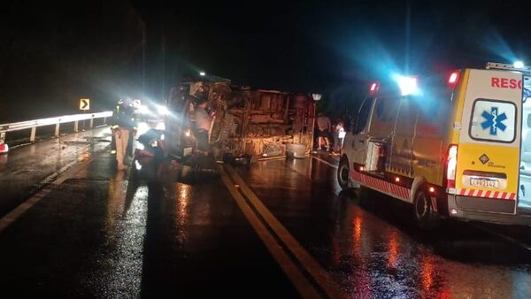 Una persona fallece y otras resultan heridas tras vuelco de bus con chapa paraguaya en Brasil