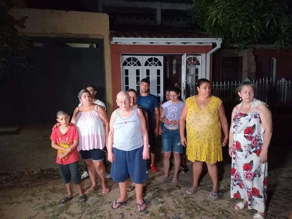 Barrio Obrero a oscuras: vecinos denuncian cortes diarios por transformador colapsado - Nacionales - ABC Color