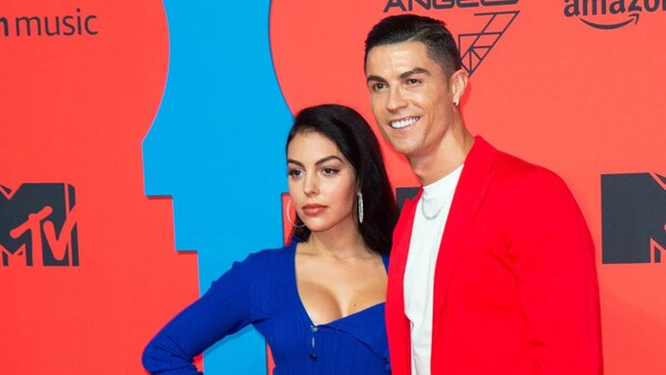 Ronaldo y Georgina aun paso del altar.