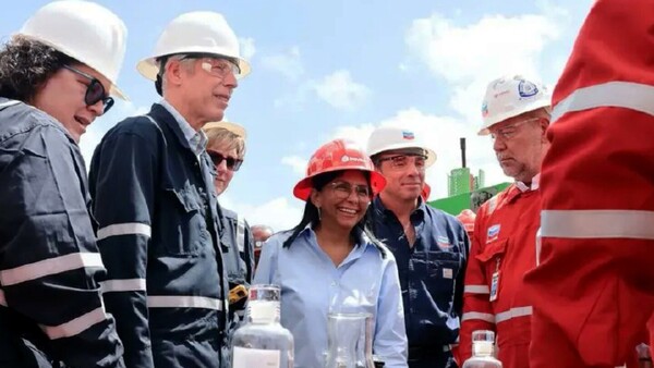 EEUU elogia a Delcy por cooperar para vender petróleo