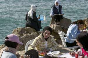 A través del dibujo, jóvenes palestinas combaten el trauma en Gaza - Mundo - ABC Color