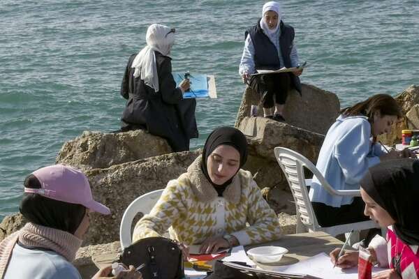 A través del dibujo, jóvenes palestinas combaten el trauma en Gaza - Mundo - ABC Color