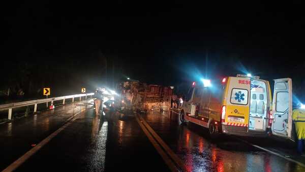 Minibús paraguayo vuelca en ruta de Brasil y deja un fallecido y varios heridos