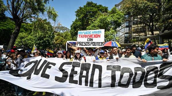 Oposición venezolana realiza primera gran protesta tras caída de Maduro