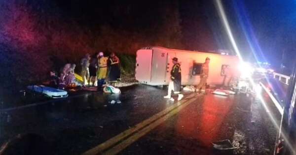 La Nación / Brasil: vuelco de un minibús paraguayo deja un muerto y varios heridos