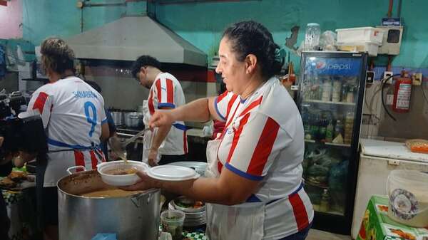 Comerciantes del Mercadito Nº 1 tratan de mantener sus precios ante suba del tomate - Economía - ABC Color