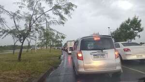 Fuertes lluvias desatan caos en el tránsito - Nacionales - ABC Color