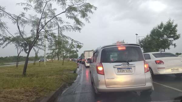 Fuertes lluvias desatan caos en el tránsito - Nacionales - ABC Color