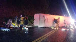 Trágico accidente en Brasil con minibus paraguayo deja una pesona fallecida y varios heridos