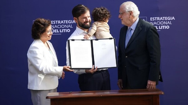 Video: Boric acude con su hija en brazos a un acto oficial porque a la mamá se le acabó el posnatal
