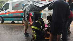 Joven resulta con lesiones graves tras ser arrollada bajo intensa lluvia en Villa Elisa