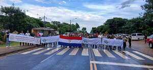 Docentes de la UNA en Misiones cierran ruta y exigen participación en mesa técnica por reforma de la Caja Fiscal - Nacionales - ABC Color