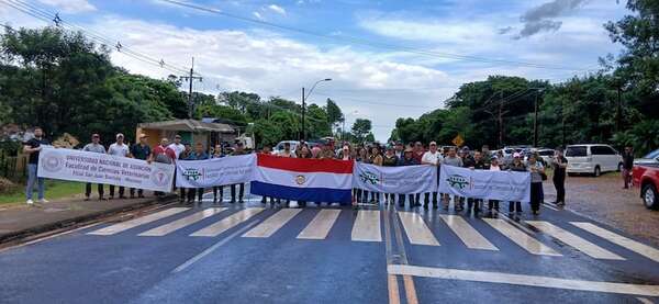 Docentes de la UNA en Misiones cierran ruta y exigen participación en mesa técnica por reforma de la Caja Fiscal - Nacionales - ABC Color