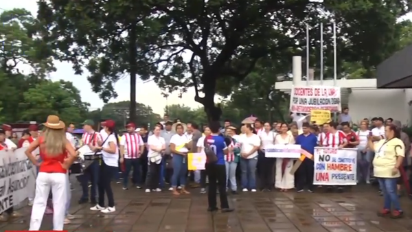 Docentes y funcionarios de la UNA exigen mesa técnica representativa para la reforma de la Caja Fiscal