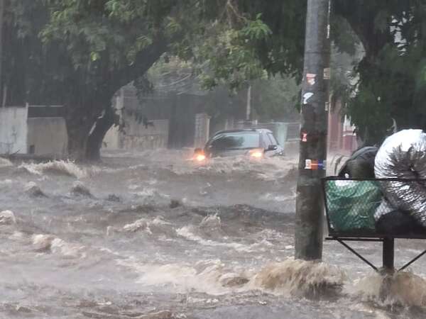 Asunción colapsa por raudales: obras de Nenecho brillan por su ausencia - Nacionales - ABC Color