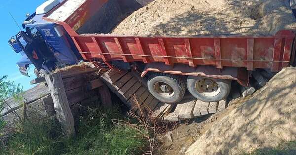Diario HOY | Camión arenero sufre vuelco tras colapso de puente de madera