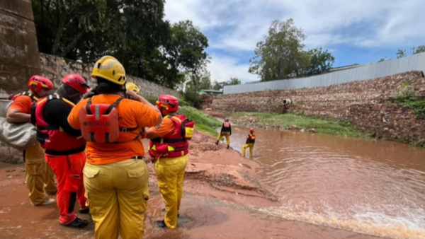 Refuerzan dramática búsqueda del niño que cayó a un raudal en San Lorenzo