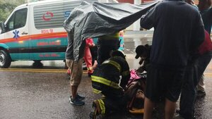 Joven resulta con lesiones graves tras ser arrollada bajo intensa lluvia en Villa Elisa