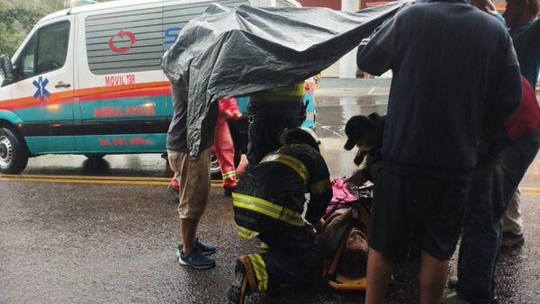 Joven resulta con lesiones graves tras ser arrollada bajo intensa lluvia en Villa Elisa