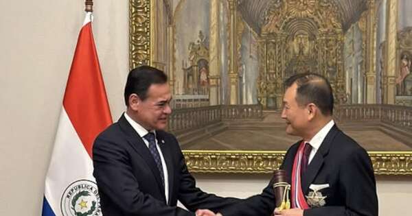 La Nación / Gobierno condecora a embajador de Taiwán por término de misión