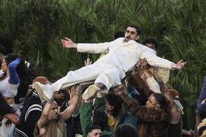 Estadounidenses creen que Bad Bunny los representa mejor que Trump, según una encuesta - Música - ABC Color