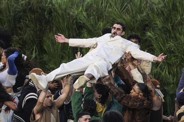 Estadounidenses creen que Bad Bunny los representa mejor que Trump, según una encuesta - Música - ABC Color