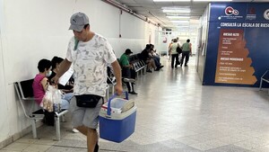 Sin control: Vendedores ambulantes ofrecen alimentos en pasillos del Hospital Central