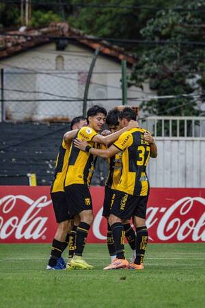 Festejo Aborigen ante un impotente Rayadito