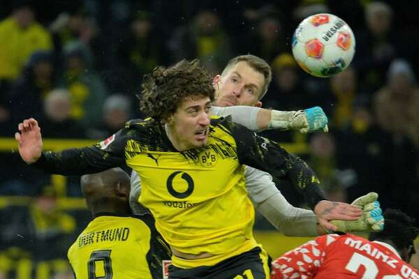 Dortmund golea y se acerca a tres puntos del Bayern Múnich - Fútbol Internacional - ABC Color