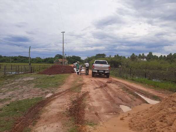 Pobladores de Guazucuá recurren a rifas para reparar el camino ante la ausencia estatal - Nacionales - ABC Color