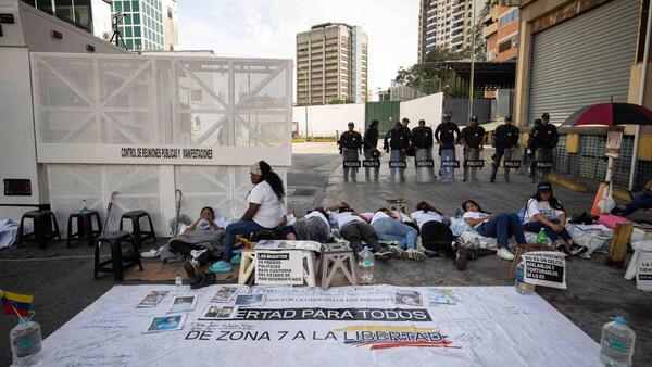 "Libertad para todos", piden familiares encadenados por presos políticos en Venezuela