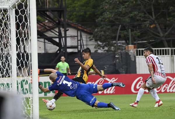 Guaraní fue implacable y hunde más a San Lorenzo - Fútbol - ABC Color