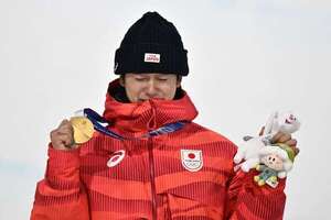 Japón vuelve a festejar en snowboard con oro de Totsuka en halfpipe - Polideportivo - ABC Color