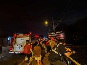 Suspenden búsqueda y padre de niño arrastrado por raudal reclama: “Me dejaron solo” - Policiales - ABC Color