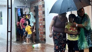 Temporal deja pacientes bajo agua y personas arrastradas por raudal