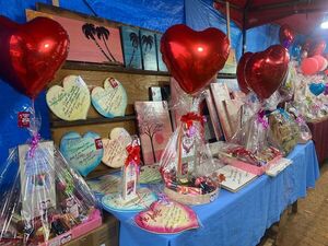 Opciones románticas y apoyo local por San Valentín en la Plaza de Armas