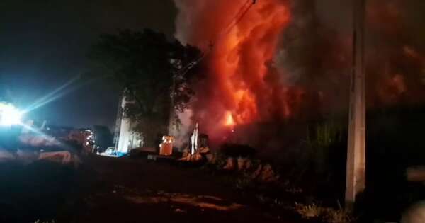 La Nación / Incendio de gran magnitud destruye un depósito en Limpio