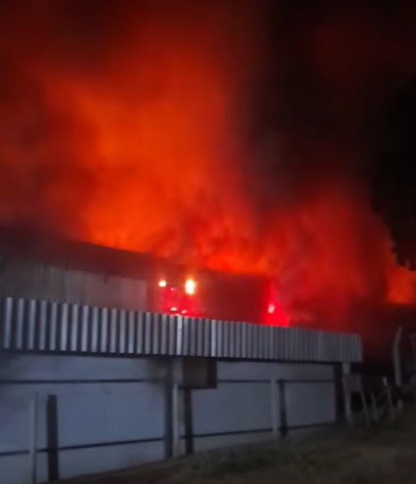 Incendio consume fábrica en Limpio | Unicanal