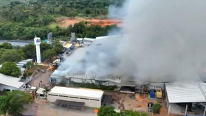 Incendio de grandes proporciones afecta a una fábrica de balanceados en Limpio