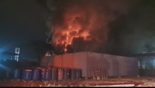 Incendio arrasa depósito de fábrica en Limpio