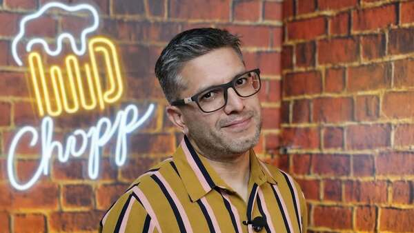 Arturo Villasanti contó que se tatuó por amor y su novia le corneó