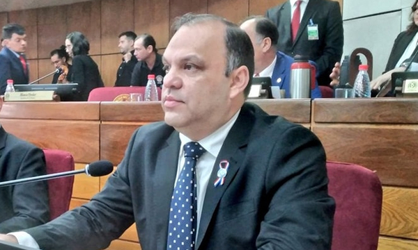 Presidentes de IPS y Petropar deben irse para evitar mayor desgaste del Gobierno, dice senador